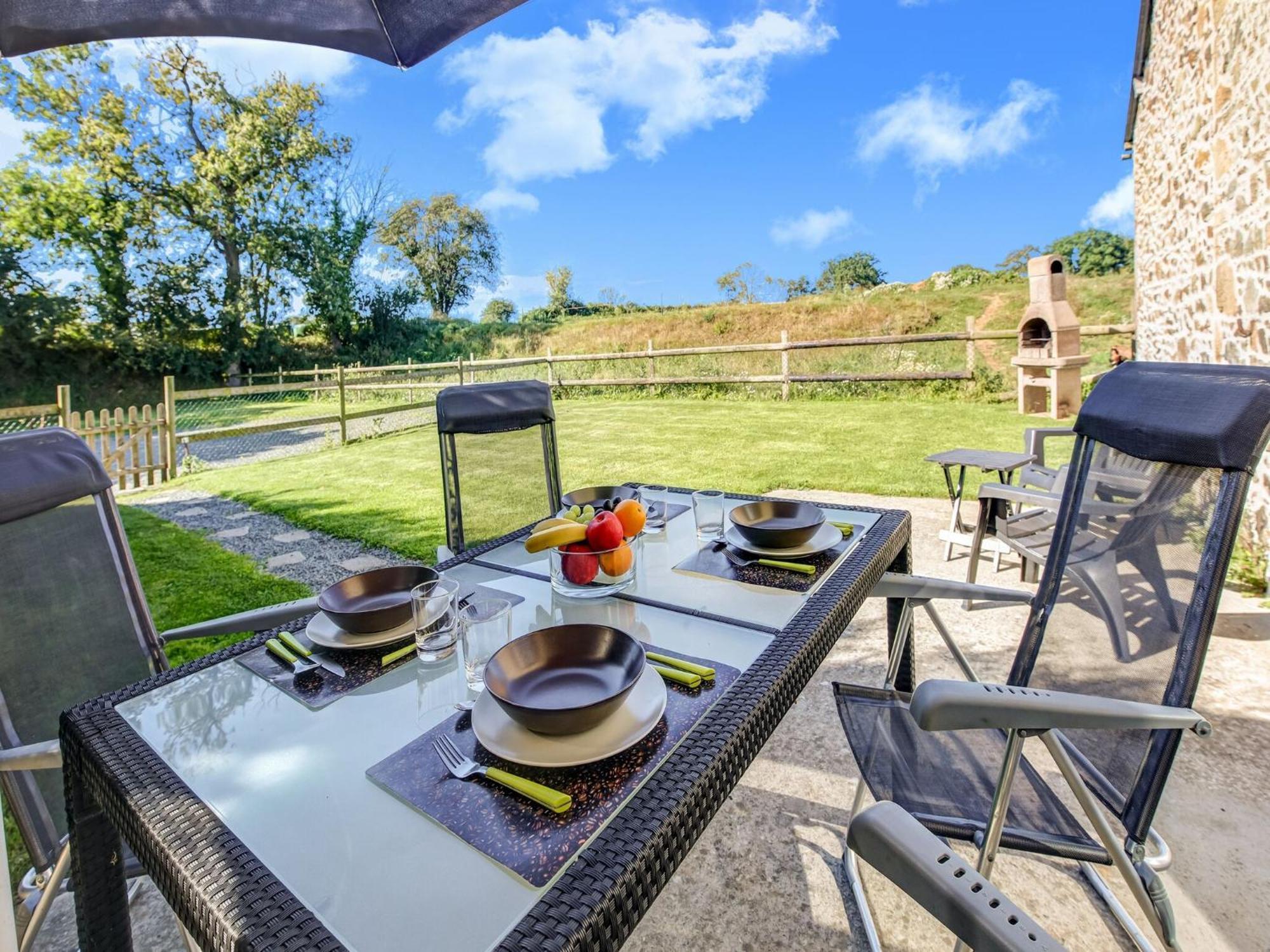 Holiday Home With Garden In Brainville 외부 사진